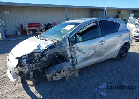 2014 Toyota Prius C Three from USA, damaged, VIN JTDKDTB34E1077977